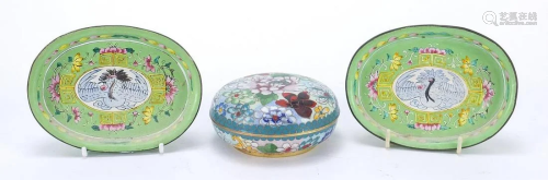 Chinese cloisonné bun box and cover and a pair of