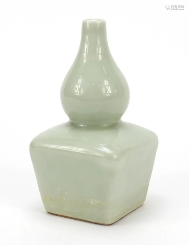 Chinese porcelain double gourd vase having a celadon