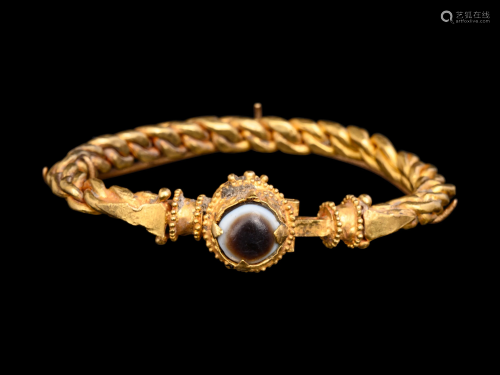 A Byzantine Solid Gold Bracelet with Agate Cabochon
