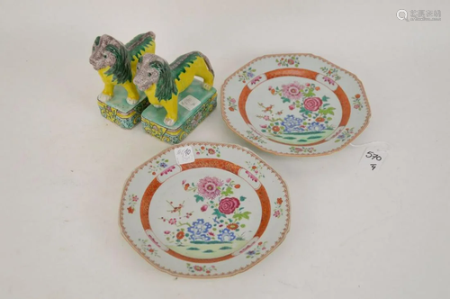 FOUR CHINESE PORCELAIN ARTICLES TWO PLATES & PAIR OF