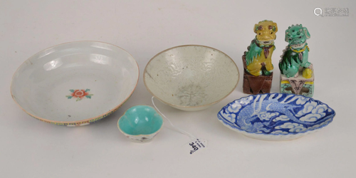 SIX CHINESE PORCELAIN ARTICLES - Includes: blue & white