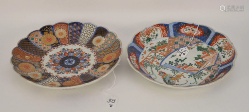 TWO JAPANESE IMARI PORCELAIN SHALLOW BOWLS - red,