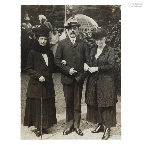 Photo of Maria Feodorovna, her sister Thyra and a man