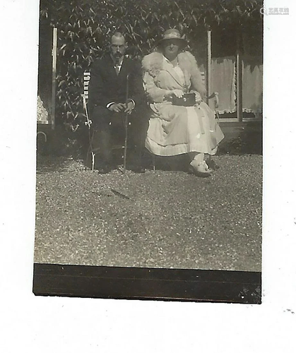 Photo of couple on a bench (related to GD Xenia?)