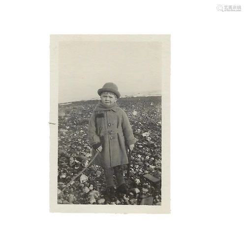 Photo small child in a winter field