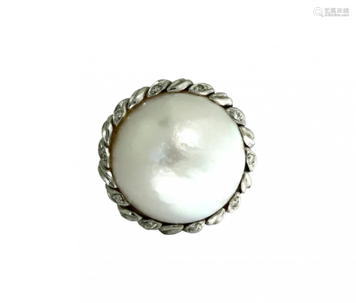 18Kt Gold, Mabe Pearl And Diamond Ring