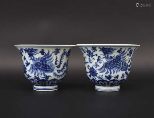 A pair of blue and white 'phoenix' cup