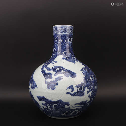 A blue and white 'dragon' globular vase