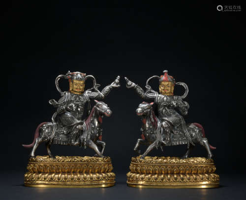 A silver statue of Two generals