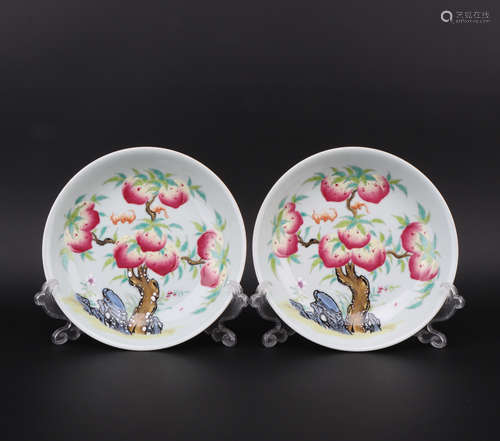 A pair of famille-rose dish