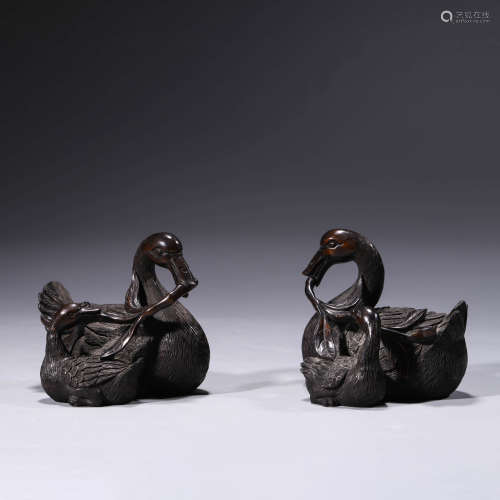A Pair of Red Sandalwood Casual Child-mother Swan Ornaments