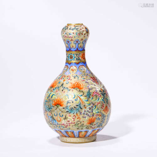 A gilt wucai interlocking flowers garlic-headed vase