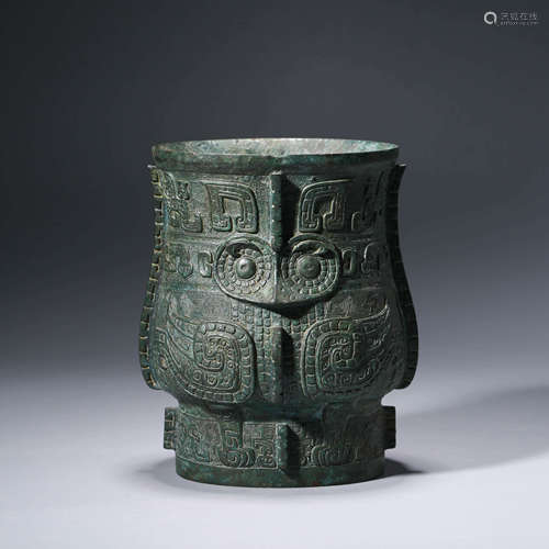 An archaistic eagle head pot