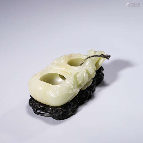 A carved white jade double-gourd-shaped water coupe