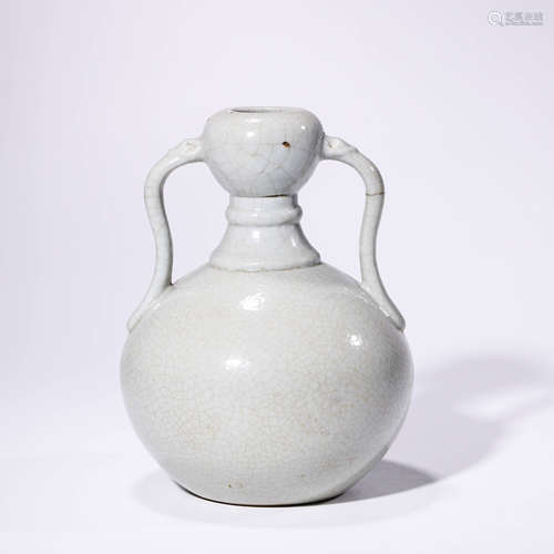 A ge-type ruyi-eared zun vase