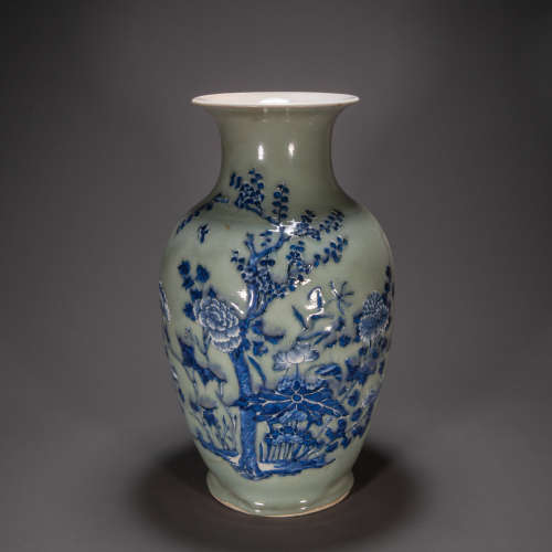 CHINESE QING DYNASTY BLUE AND WHITE VASE