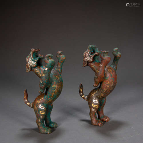 A PAIR OF BEASTS INLAID WITH GOLD, HAN DYNASTY, CHINA