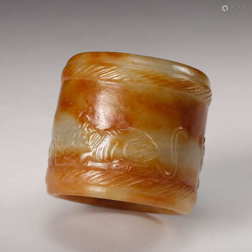 A Celadon Jade Thumb Ring