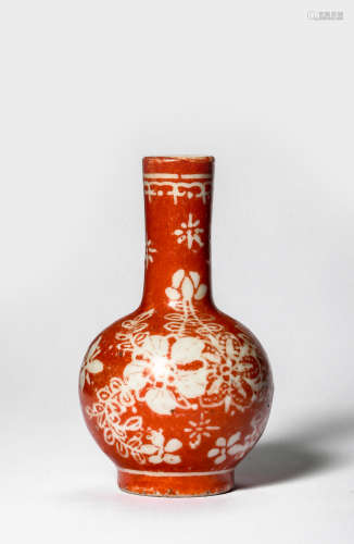 A Famille Rose Porcelain Vase, Qing Dynasty