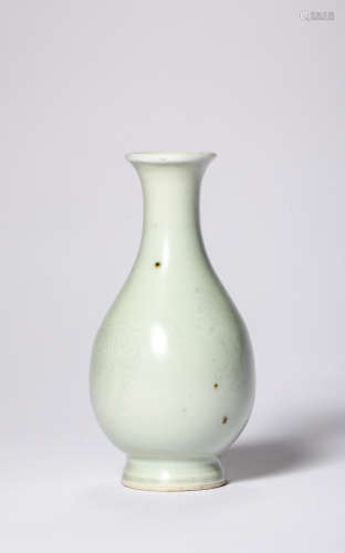 An Anhua Porcelain Vase, Qing Dynasty