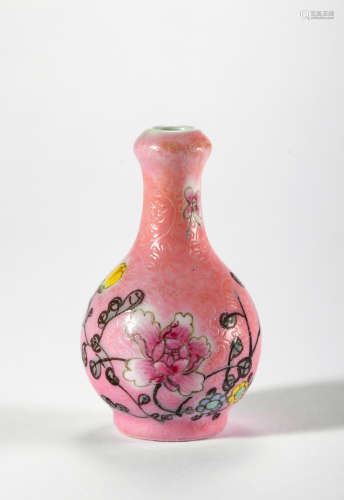 A Famille Rose Porcelain Vase, Qing Dynasty