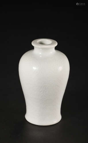 A Anhua White Glazed Porcelain Vase, Qing Dynasty