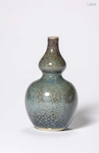 A Gourd Shape Porcelain Vase, Qing Dynasty