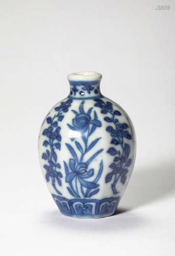 A Blue White Porcelain Vase, Qing Dynasty