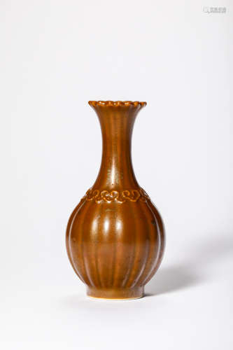 A Soy Glazed Porcelain Vase, Qing Dynasty