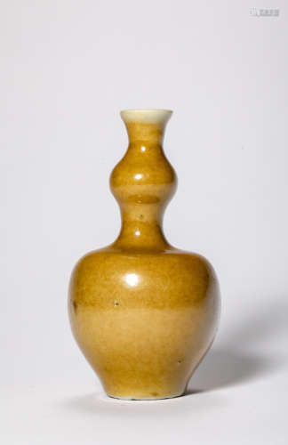 A Gourd Shape Porcelain Vase, Qing Dynasty