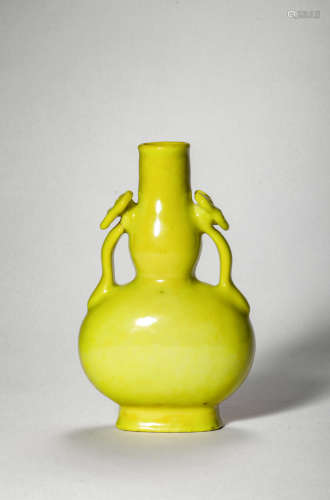 A Yellow Glazed Porcelain Vase, Qing Dynasty