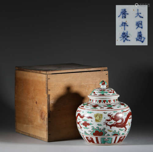 Colorful dragon shaped jar in Ming Dynasty明代五彩龍紋罐