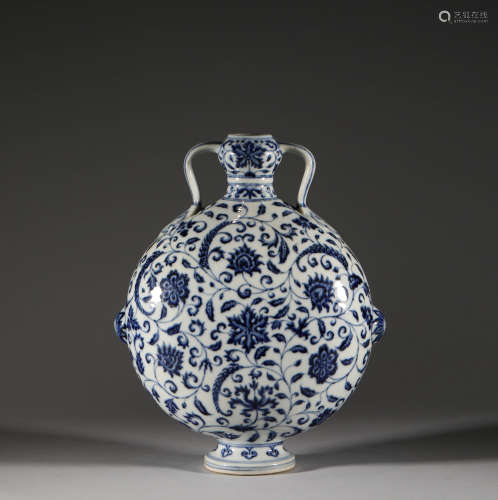 Blue and white moon vase with twig pattern in Ming Dynasty明...