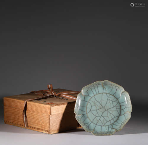 The petal mouth plate of celadon in Song Dynasty宋代青瓷花瓣...