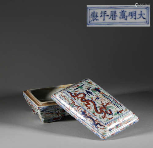 Ming Dynasty colorful dragon pattern cover box明代五彩龍紋蓋...
