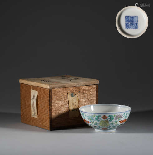 Qing Dynasty doucai tea cup with twig pattern清代鬥彩纏枝紋茶...