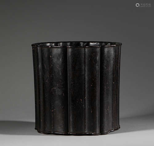 Red sandalwood petal brush holder in Qing Dynasty清代紫檀木花...