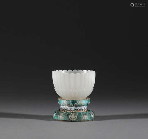 Hetian jade petal cup in Qing Dynasty清代和田玉花瓣紋杯