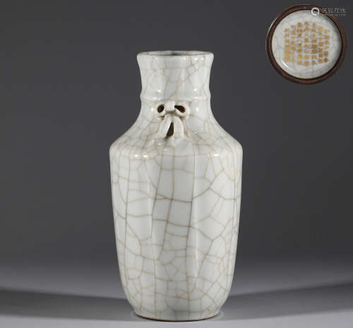 Qing Dynasty imitation official kiln bottle清代仿官窯瓶