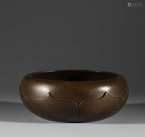 Copper bowl with lotus petals in Ming Dynasty明代銅製蓮花瓣缽...