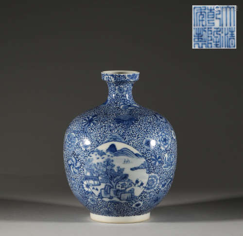 Blue and white vase in Qing Dynasty清代青花開光瓶