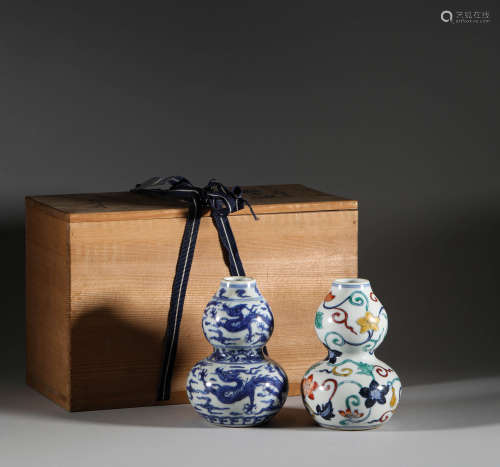 Blue and white in Ming Dynasty, a pair of colorful gourd bot...