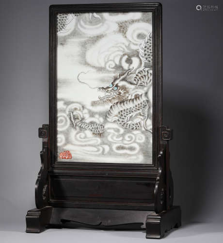 Qing Dynasty. Ink color dragon pattern porcelain plate inser...