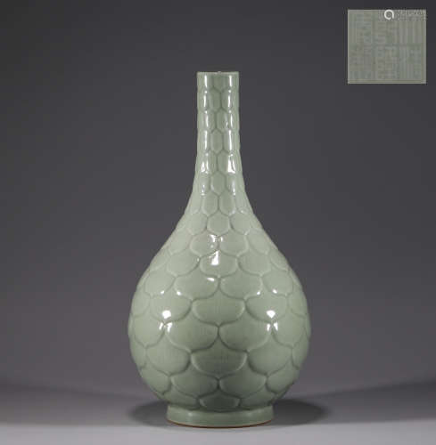 Single color glazed vase with petal pattern in Qing Dynasty清...