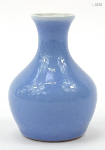 Chinese porcelain vase having a blue glaze, six figure