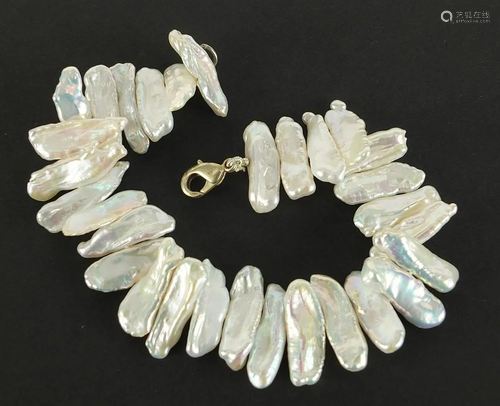 Mother of pearl bracelet with silver clasp, 16cm in