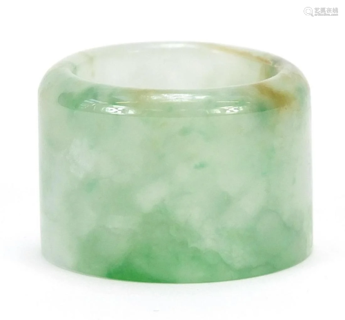 Chinese green jade ring, 3.2cm in diameter