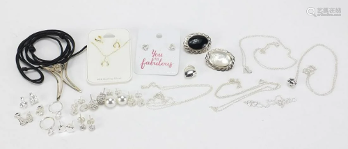 Silver jewellery including two cabochon stone brooches,