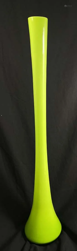 OUTSTANDING VINTAGE TALL NEON GREEN ART GLASS VASE