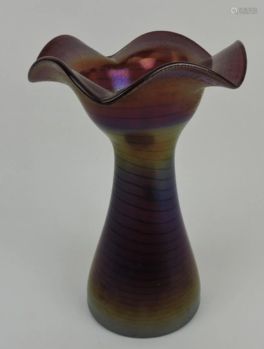 Kralik iridescent art glass vase, 9